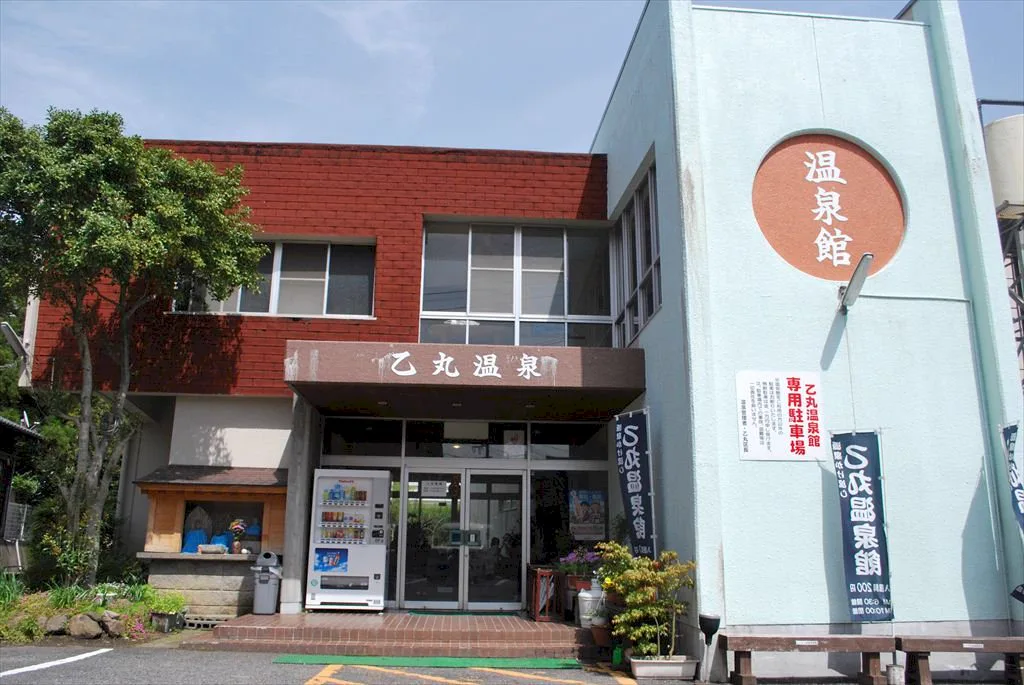由布院站附近由布見通與由布岳,說明步行方向及山景