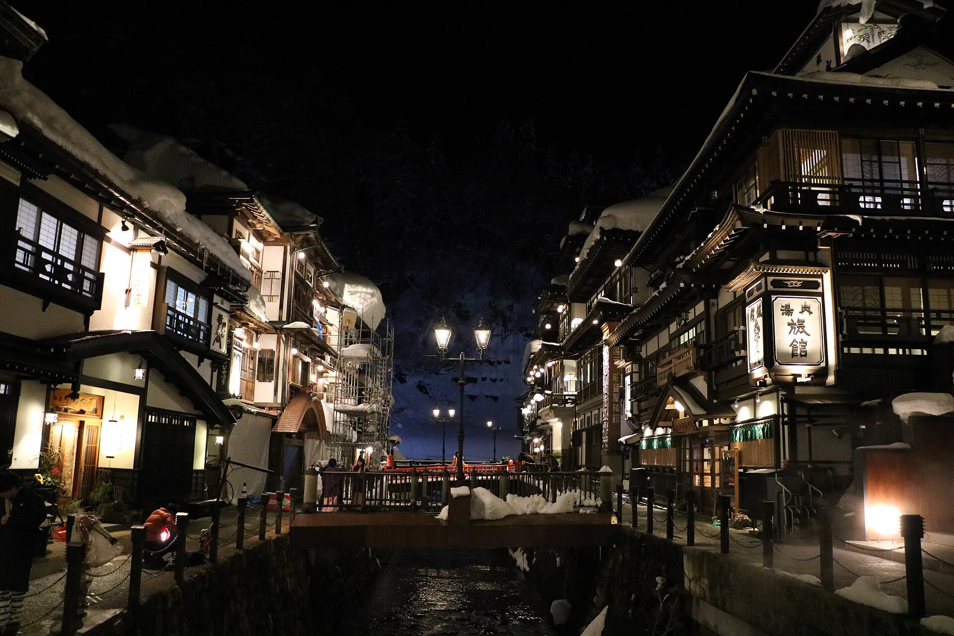 冬季夜晚的銀山溫泉街,積雪、木造旅館與燈光共同形成住宿客最容易完整看到的核心景觀
