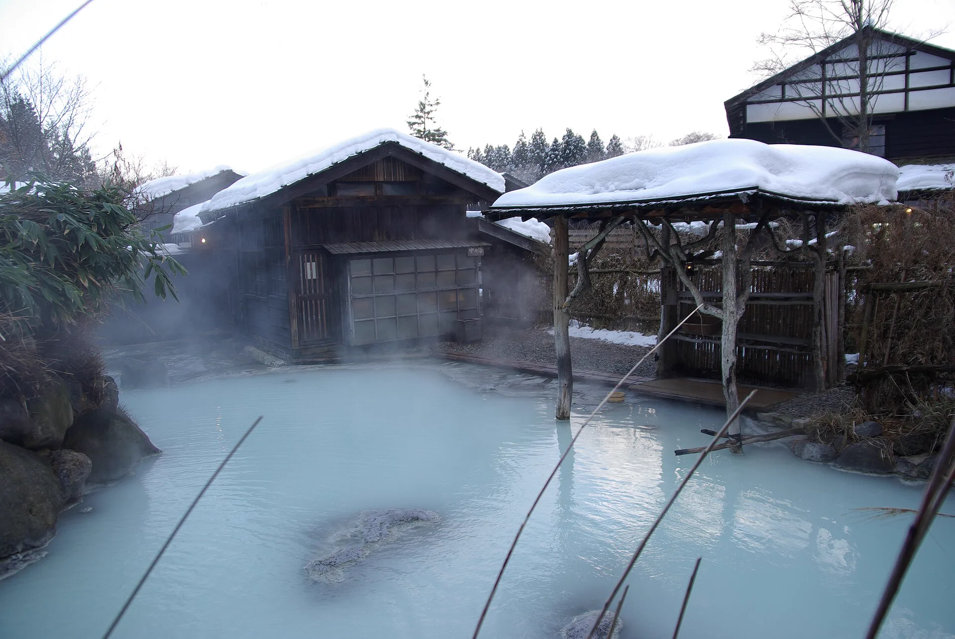 冬季乳頭溫泉鄉鶴之湯,積雪覆蓋木造旅館與山中道路