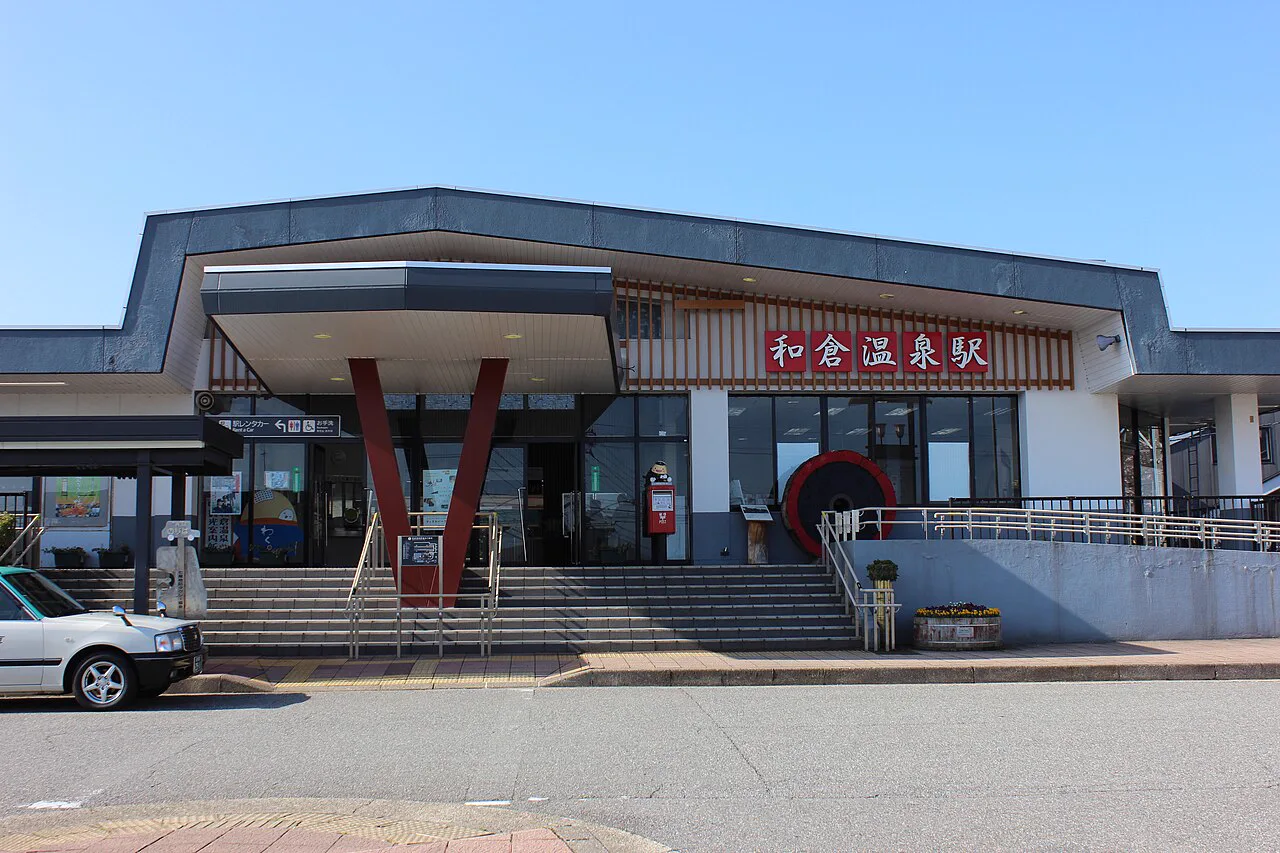 和倉溫泉站站舍與站前空間，旅客需要在此轉接巴士或旅館接送前往溫泉街