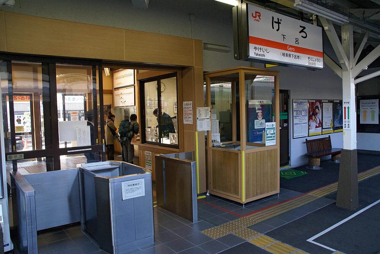 JR下呂站站房,川上屋花水亭可由此安排指定時段免費計程車接送
