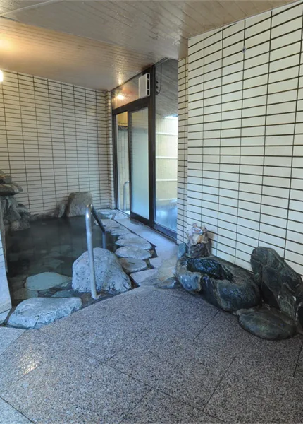 泉荘公共內湯,官方以天然鹼性單純泉作為主要住宿泡湯設施