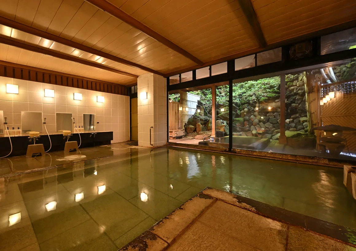 草津大阪屋旅館使用湯畑泉源的天然溫泉大浴場