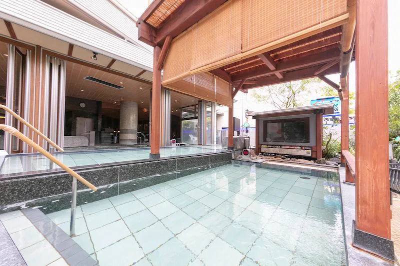 度假村(キャナル・リゾート)露天「流(れの)湯」,為官方標示使用玉川天然溫泉的浴槽