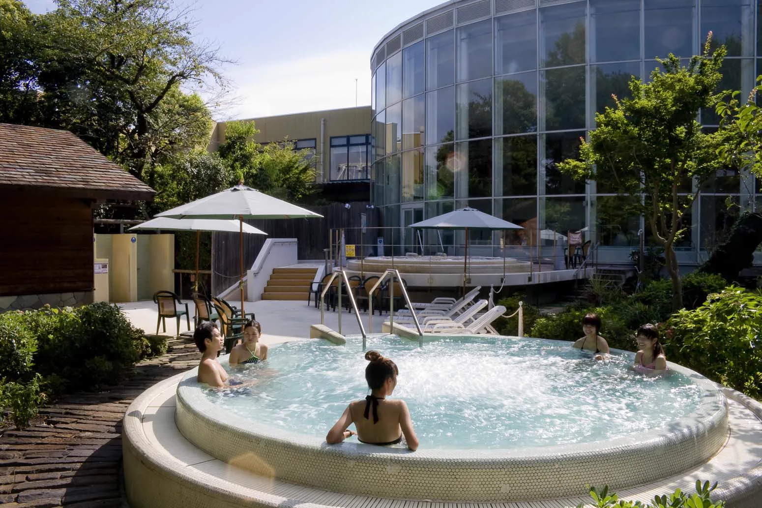 豊島園庭之湯泳裝區戶外天然溫泉按摩池與日本庭園