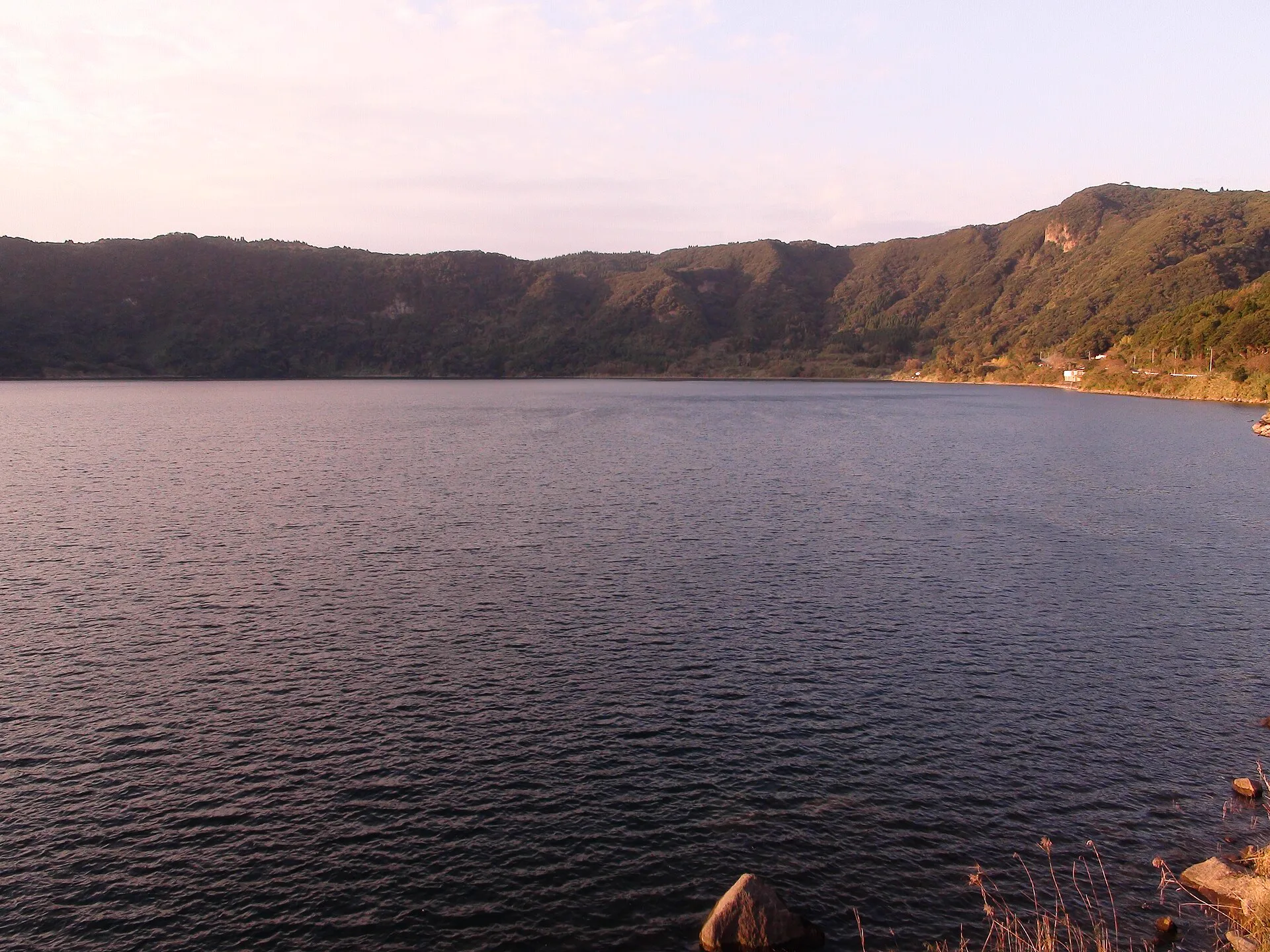 鹿兒島指宿鰻池火口湖，鰻溫泉聚落位於湖畔