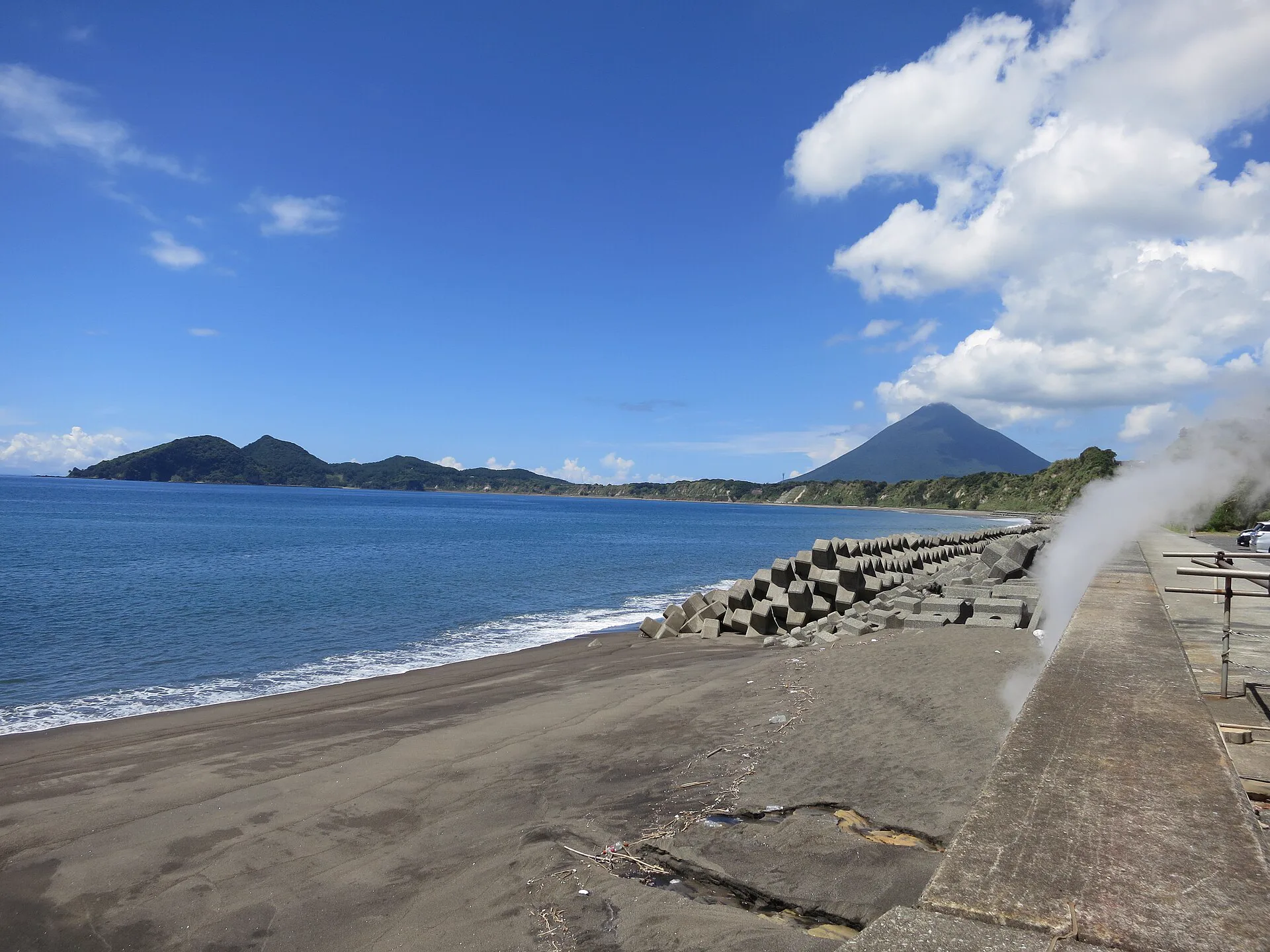 從指宿山川溫泉地帶望向開聞岳，代表砂湯里與（たまて）箱溫泉所在的山川景觀