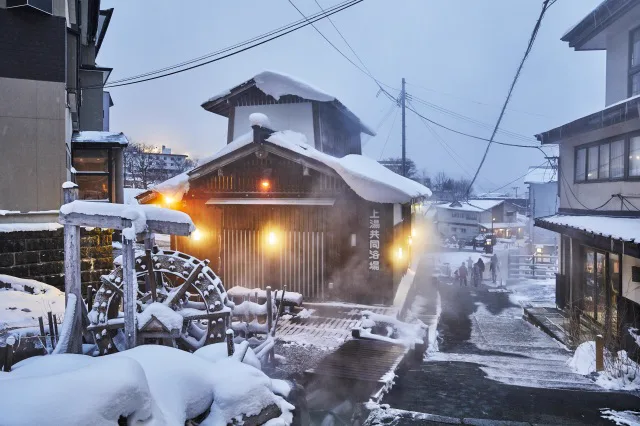 積雪中的藏王溫泉共同浴場與冬季溫泉街