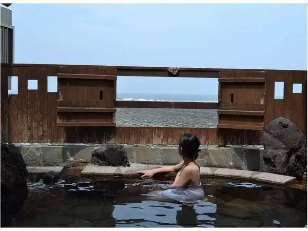 青島(サンクマール)獨立別館(離れ)私人包場露天浴池,可從私人浴池方向望向海景