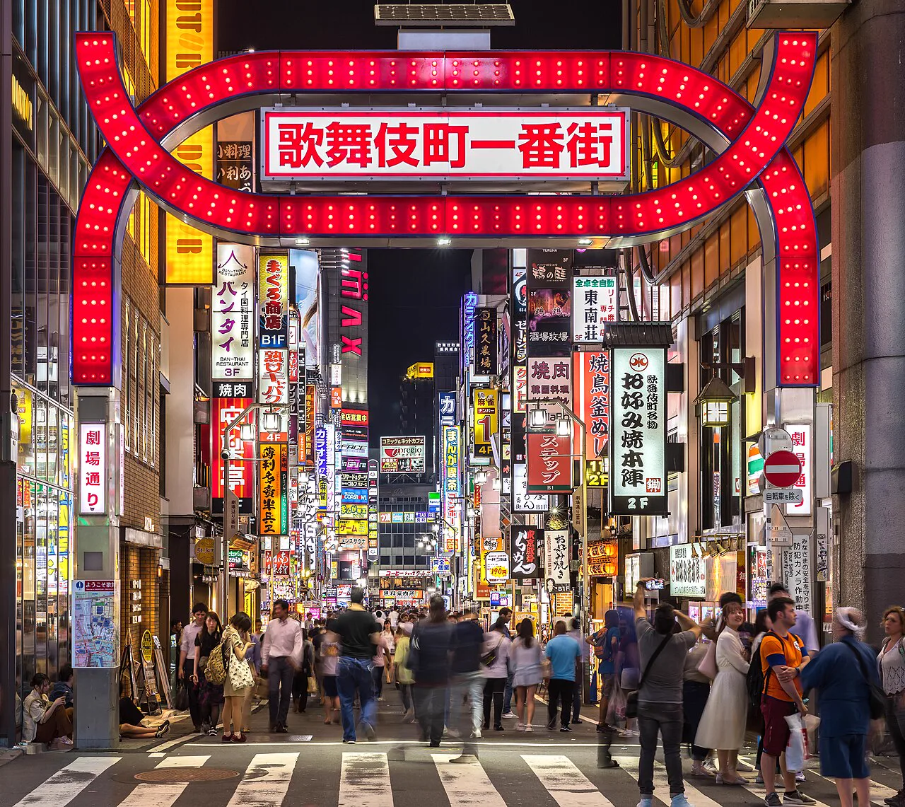 東京新宿歌舞伎町夜間霓虹街景,對應(テルマー)湯深夜與24小時停留的地理情境