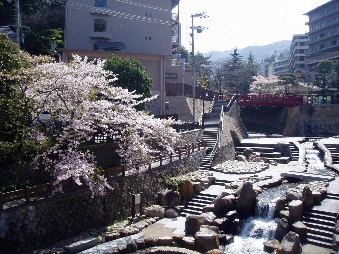 有馬溫泉紅葉旅館怎麼選？鴻朧館、葱屋陵楓閣（ねぎや陵楓閣）、有馬 Grand Hotel 的秋色住宿差異