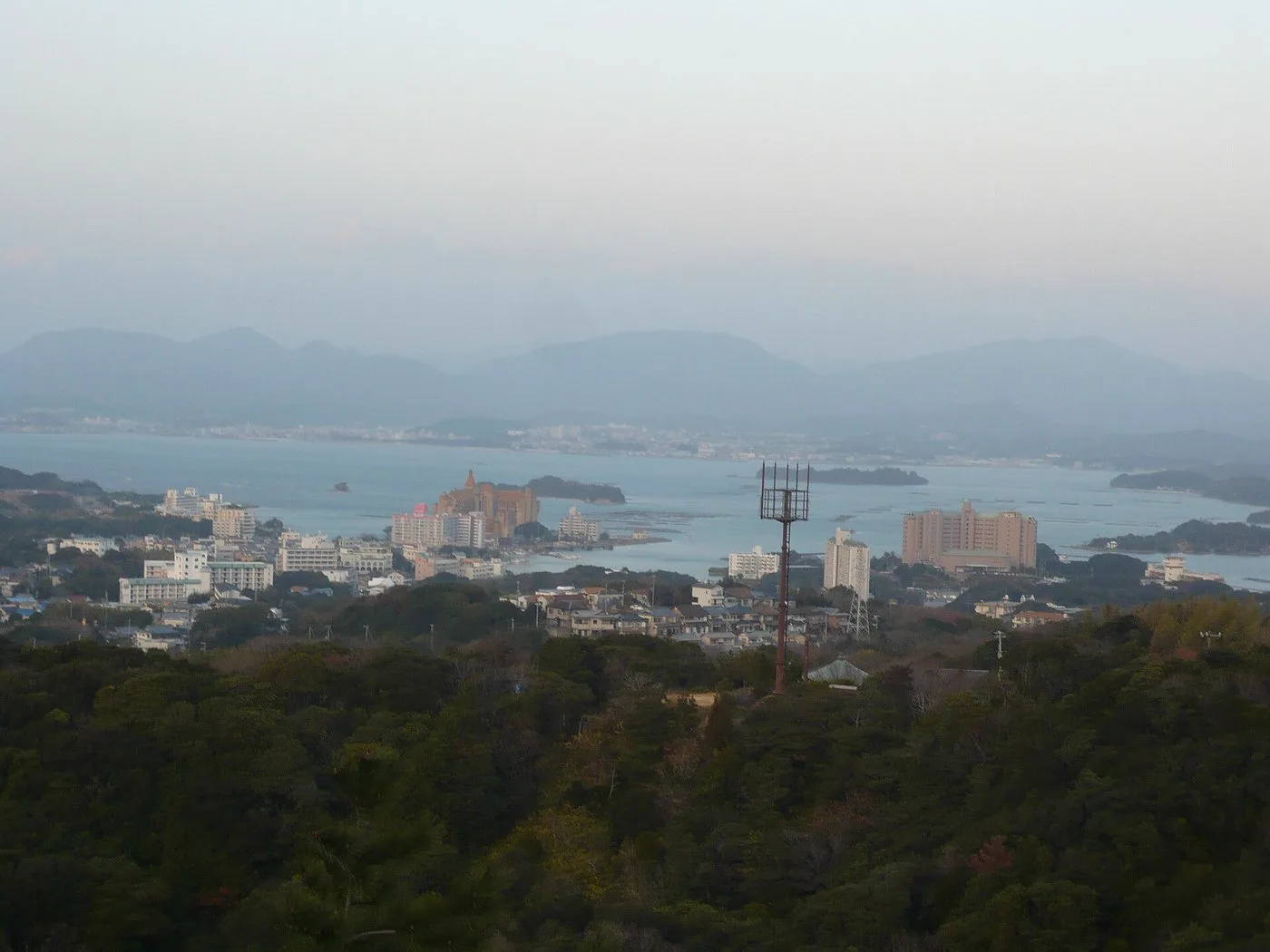 鳴子紅葉季住鳴子溫泉站還是中山平？2026鳴子峽住宿位置比較