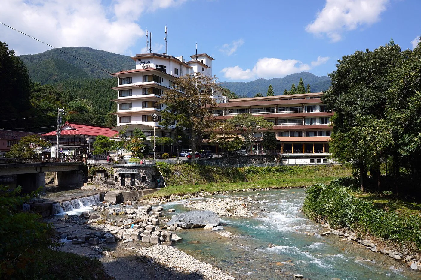 萬座溫泉 vs 草津溫泉怎麼選？同樣是群馬名湯，差別其實在「住山上」還是「走溫泉街」