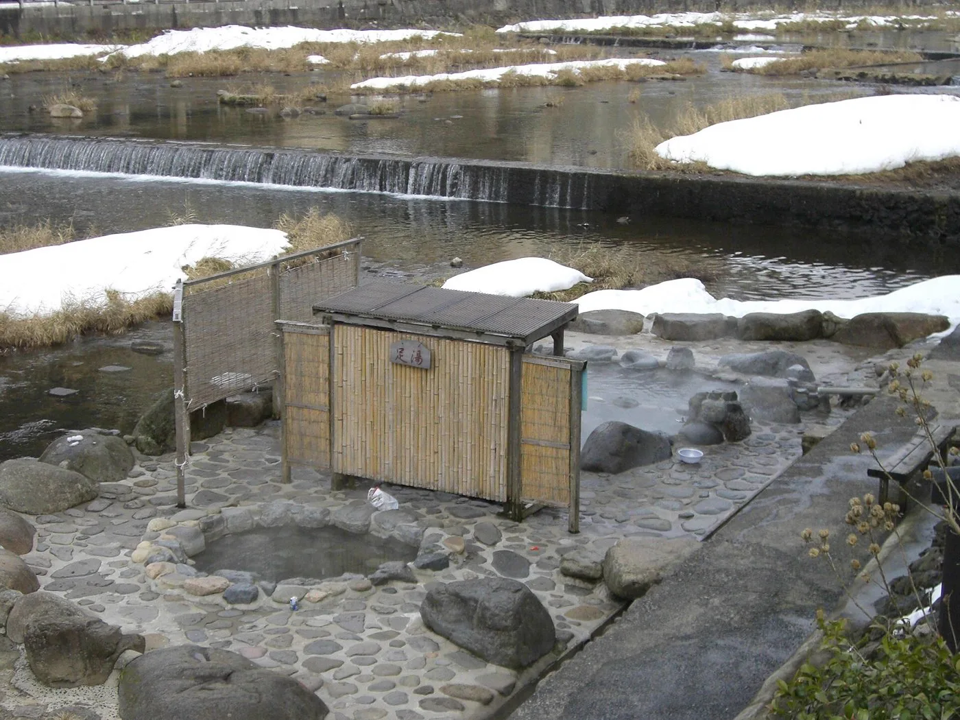 湯宿溫泉 （ゆじゅく）金田屋日歸完整攻略｜2026費用、59.1°C泉源、41°C使用溫度、100%掛流、兒童限制與紋身群馬縣水上町湯宿溫泉的**（ゆじゅく）金田屋**，是一間和大型日歸溫浴館完全不同的旅館型溫泉。它沒有岩盤浴、桑拿群、漫畫休息區或大量功