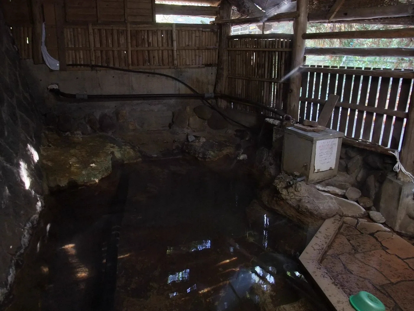 黑川溫泉住哪一段？巴士站、溫泉街中心、河谷外圍先看行李與第二天出口