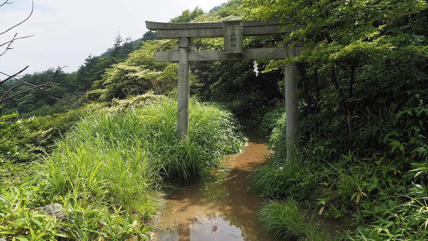 三朝溫泉清流荘 vs 依山楼岩崎怎麼選？2026日歸價格、私人包場浴池（貸切浴池，按時段供同一組客人獨立使用）、浴池與景觀比較
