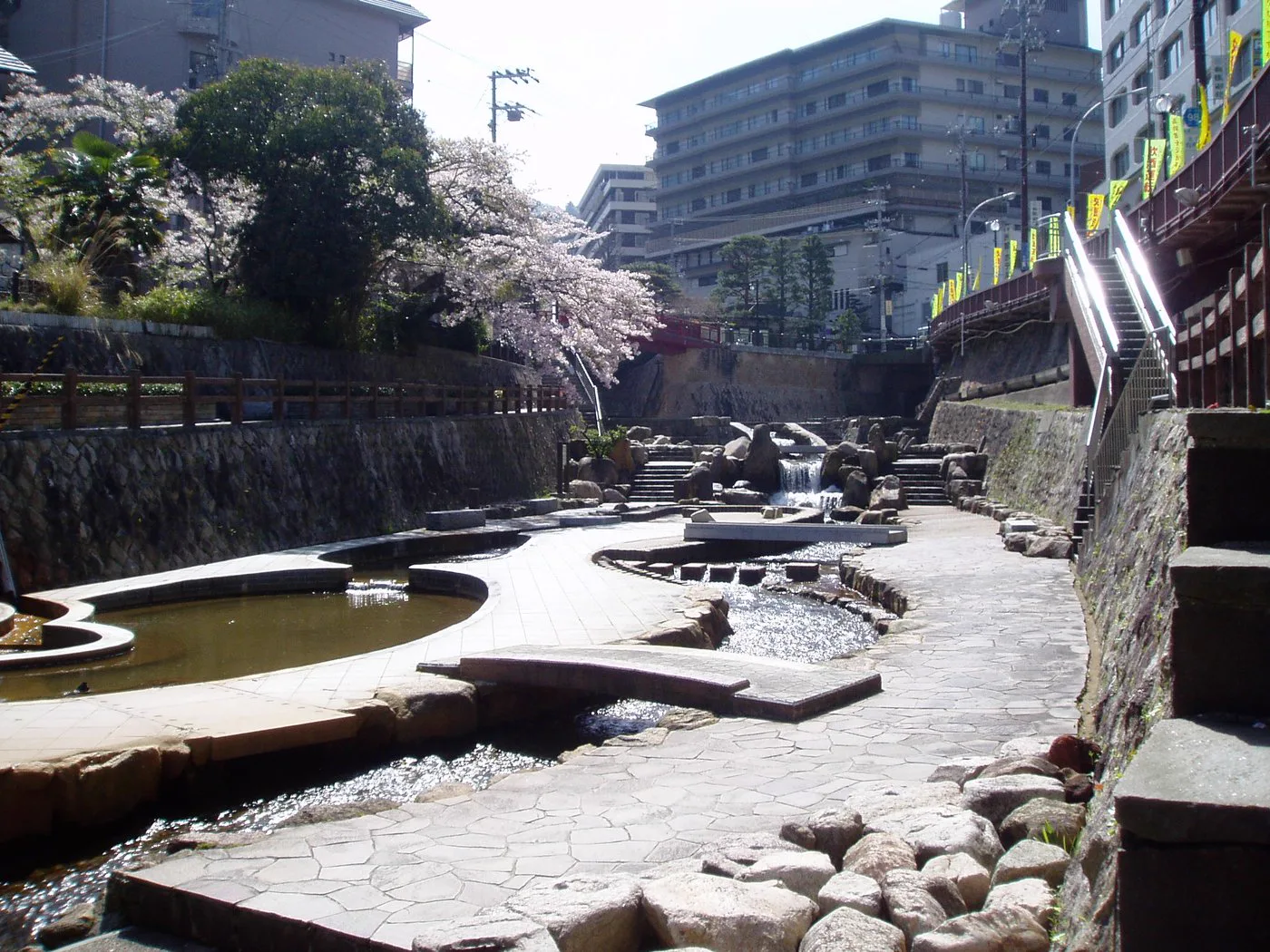 有馬溫泉住哪一段？車站、金之湯中心、湯本坂上段先看行李與晚餐
