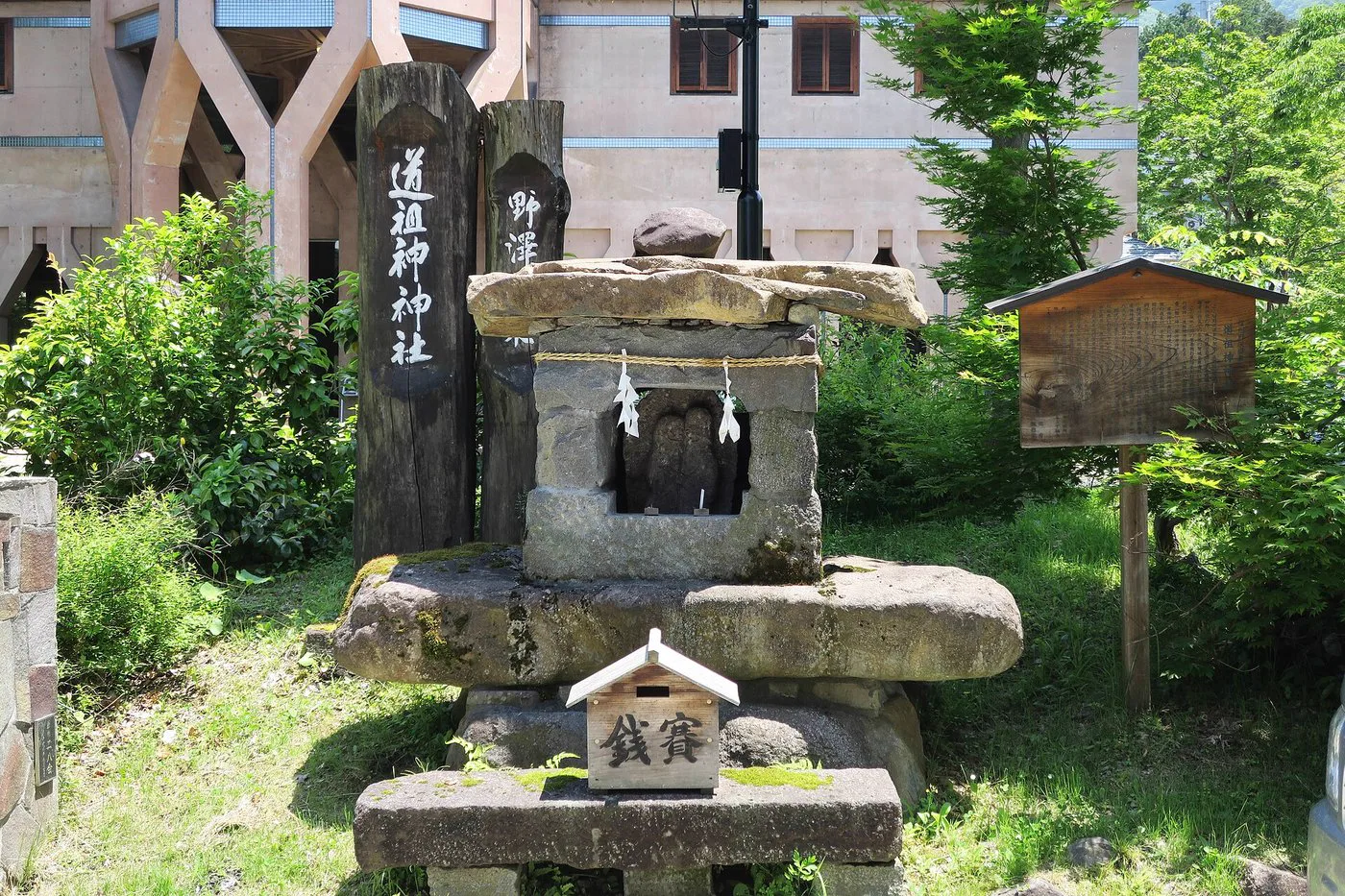 法師溫泉 長寿館日歸完整攻略｜2026費用、法師乃湯混浴、足元湧出、無車巴士與紋身群馬縣水上町深山中的**法師溫泉 長寿館**。它真正的價值，是在國家登錄有形文化財的木造浴舍「法師乃湯」中，直接體驗從浴槽底部岩盤自然湧出的足元湧出溫泉；真正的難點