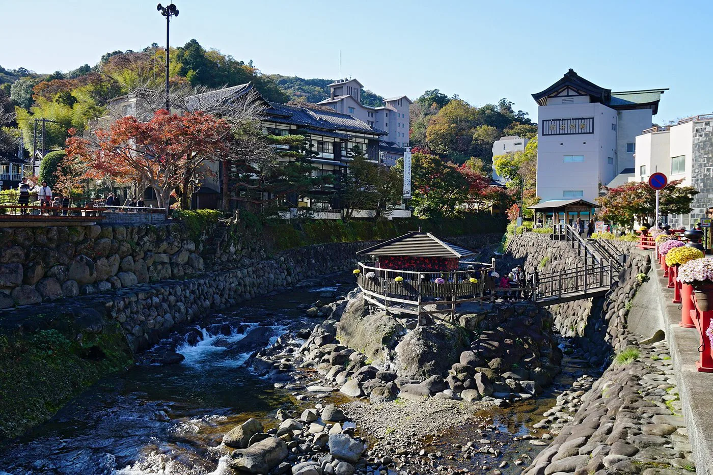 四萬溫泉住哪一段？2026 新湯、山口、（ゆずりは）與日向見住宿區位怎麼選